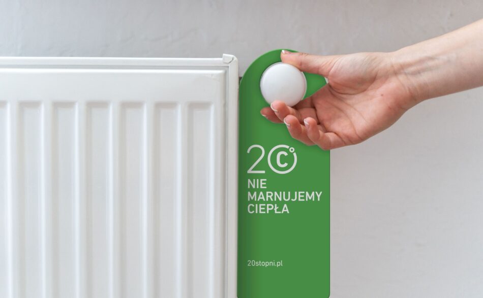 Zdjęcie przedstawia grzejnik z zawieszką Nie marnujemy ciepła