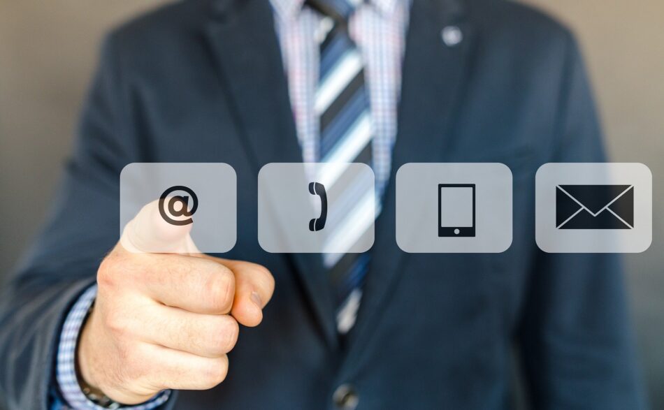 Grafika przedstawia wysyłanie maila