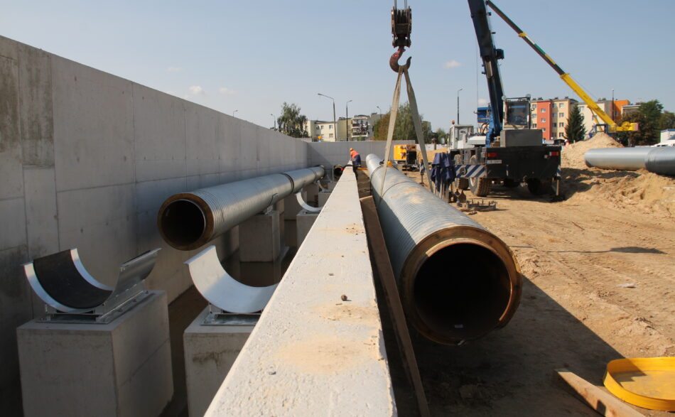 Zdjęcie przedstawia budowę systemu ciepłowniczego