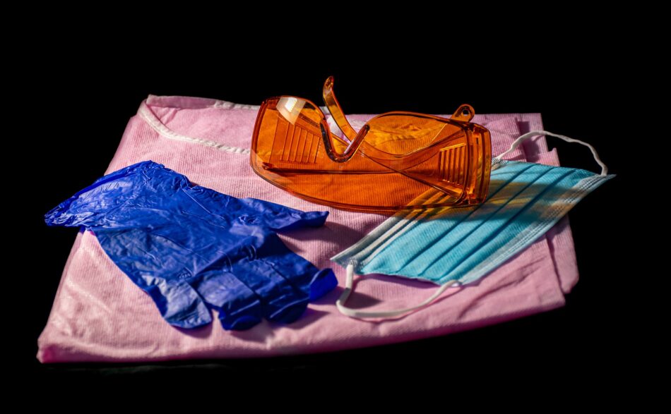 Zdjęcie przedstawia środki ochrony osobistej - maseczki, okulary i rękawiczki